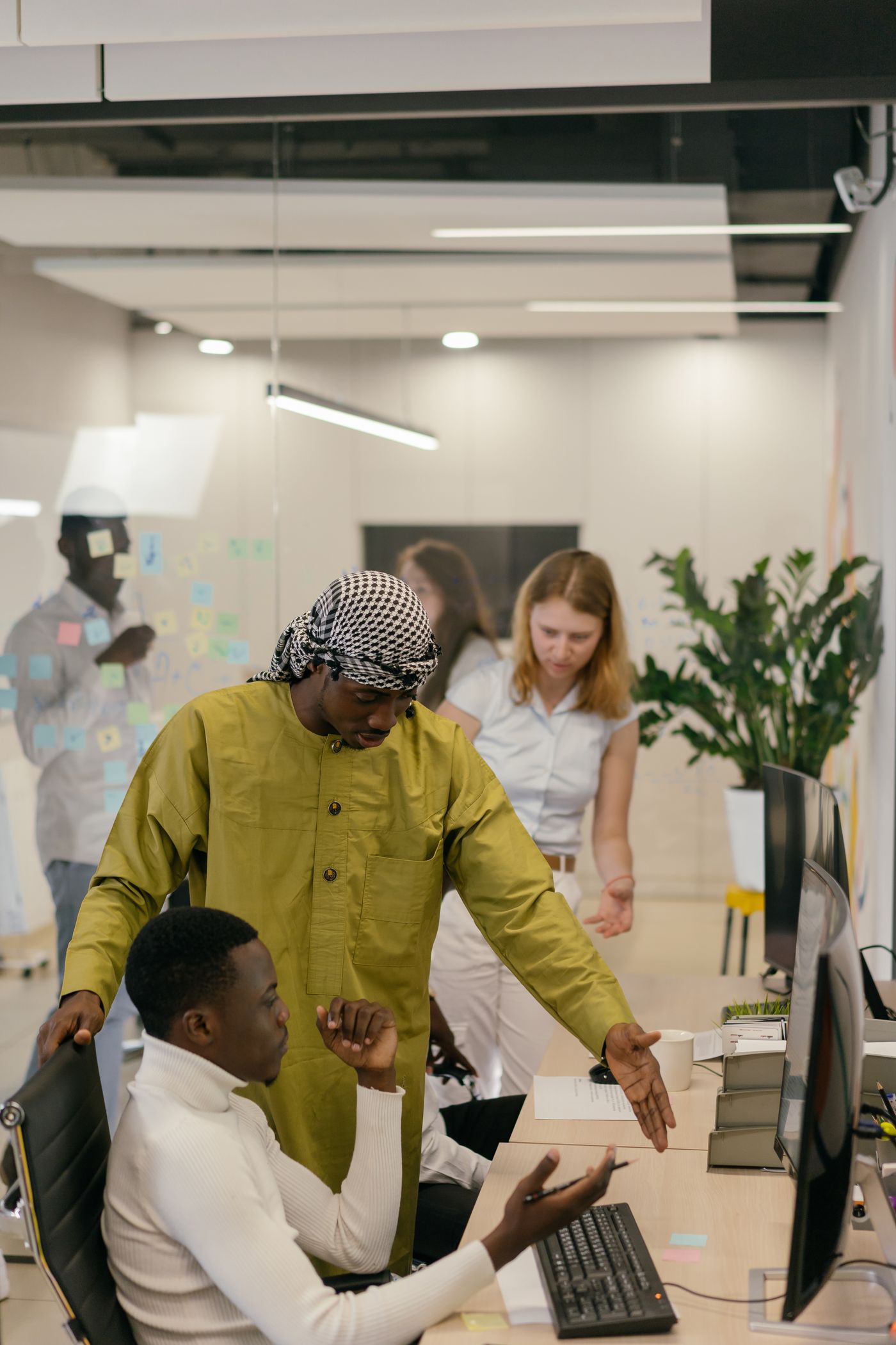 团队讨论中的职场短剧画面